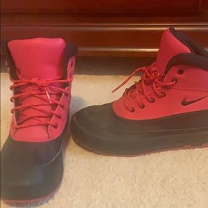 Nike Woodside II red boots